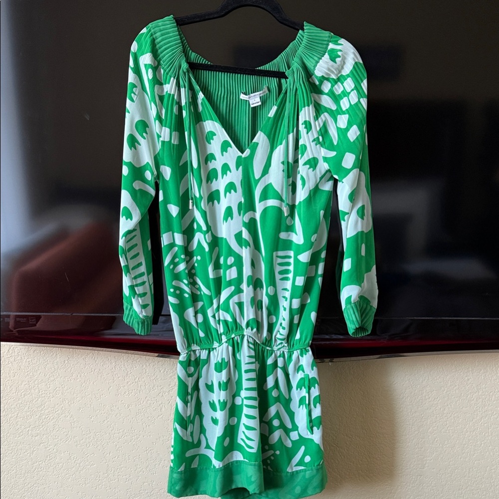 Diane Von Furstenberg Vibrant Green and White Dress size 2